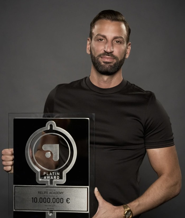 Agron Bekirovski mit dem Platin-Award der RELIFE Academy