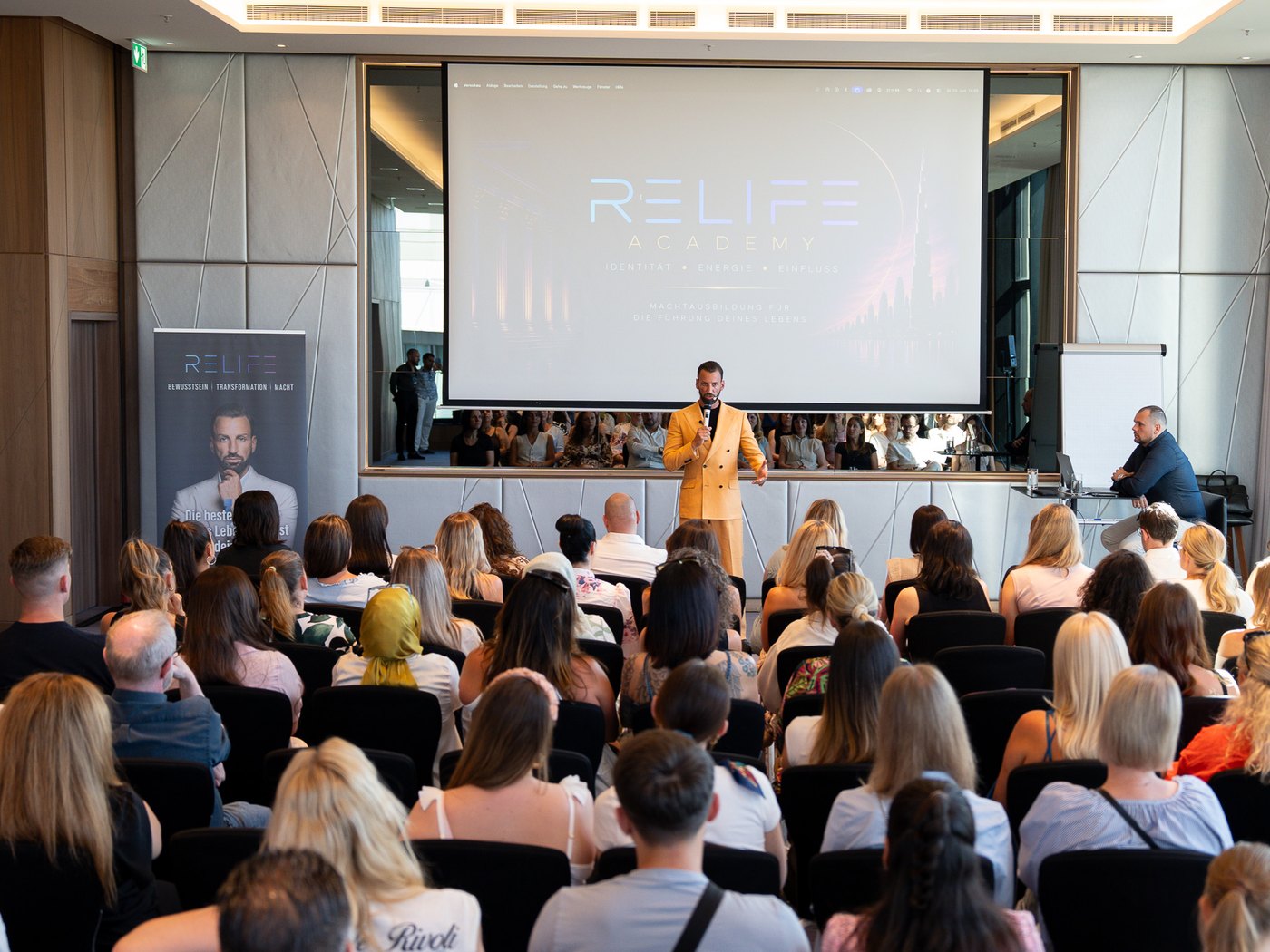 Agron Bekirovski steht vor dem vollen Saal der RELIFE Offline Tour