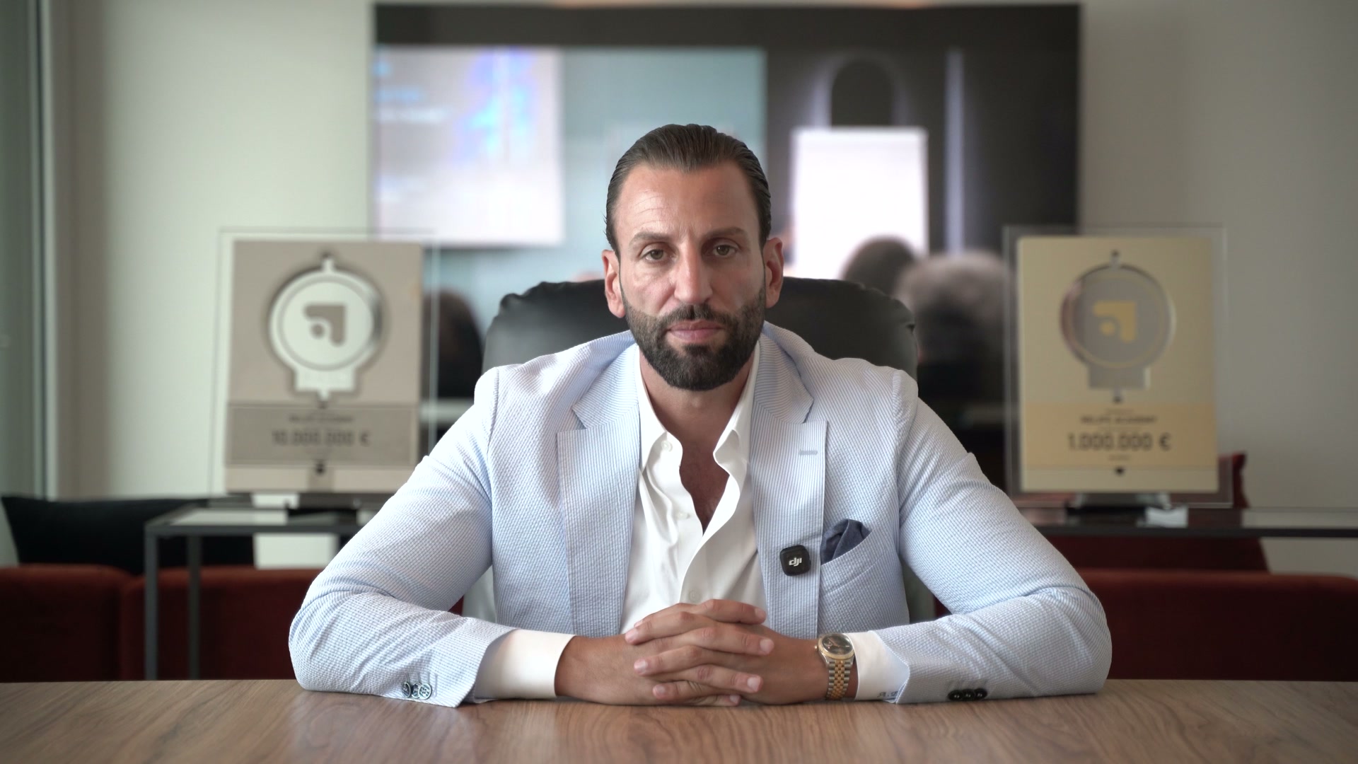 Agron Bekirovski im Büro der RELIFE Academy in Dubai